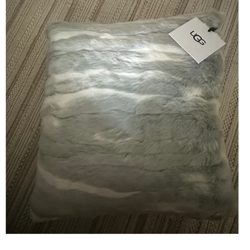 BNWT, Ugg Faux Fur grey/white throw Pillow 20x20